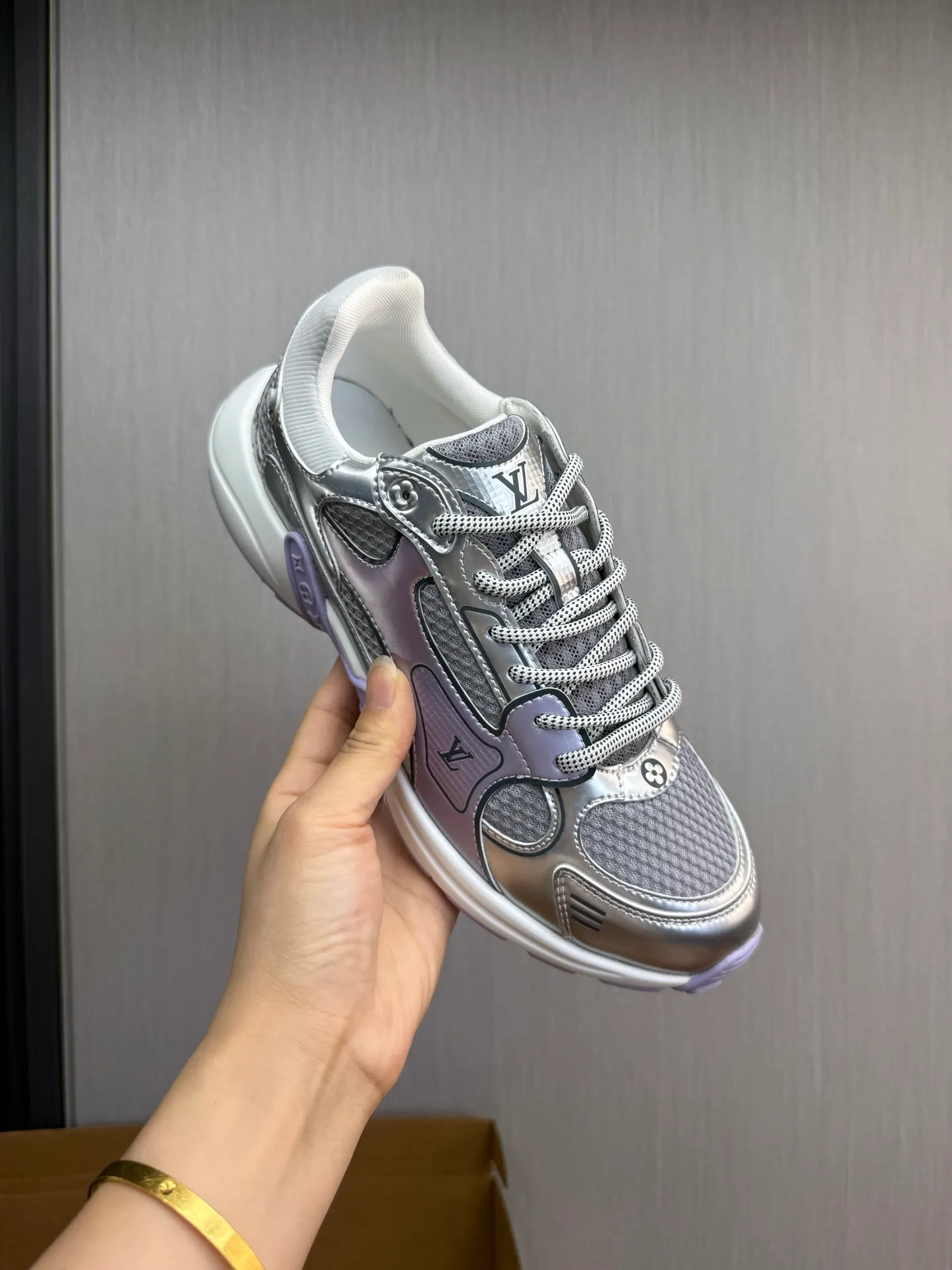 Men's shoes 💰600💰 🌈LV | Louis Vuitton 2025𝐬𝐬 🧡💚2025 spring and summer new style top version‼ ️The original version is the same. The counter specializes in the latest casual shoes. Hard goods are new🆕 🔥🔥🔥Top version: Couple model LV Louis Vuitton L House Donkey brand The latest Olympia series Couple model Silver Horn King Casual sneakers Running shoes This LV Olympia sneaker combines mesh fabric and metallic synthetic leather and other technical fabrics to reinterpret the classic running shoe design with a neat and simple design. Lightweight EVA outsole provides a stretchy fit. Rich details such as Monogram embossing and LV letters establish recognition. Exquisite packaging at the delivery counter 🛍📦 ▪️Fabrics: Original imported technical fabric + mesh ▪️Inner lining: Original customized breathable mesh ▪️Sole: Original molded rubber foam material ▪️Sole thickness: 3.5CM ▪️Size: 35--45 (customized for women 40 and men 45)